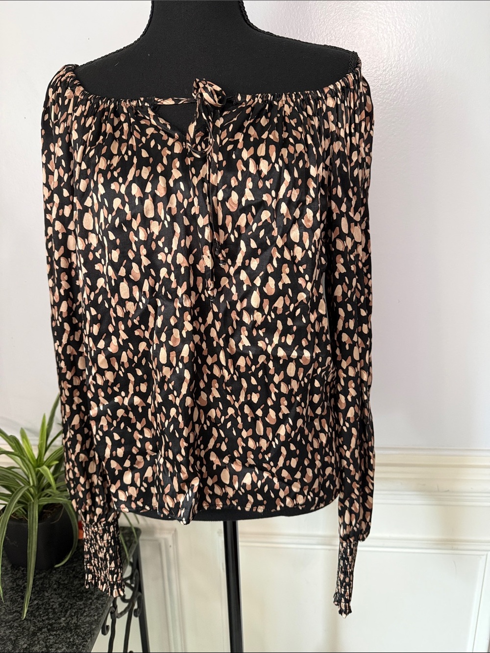 NWT Red Haute Black Beige Flowing Elastic Off-Shoulder Tie-Front Blouse XS